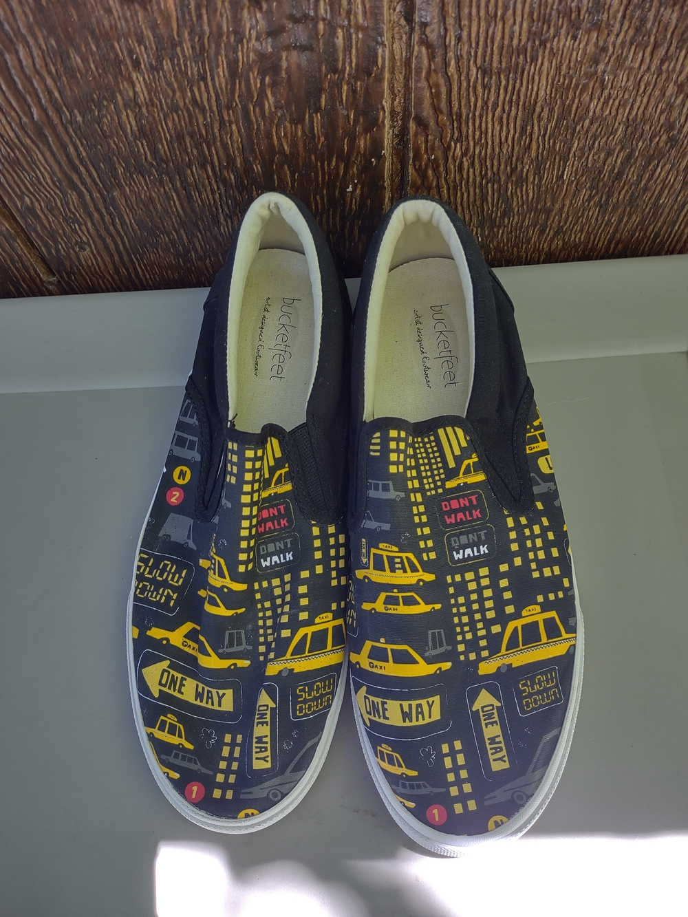 Bucketfeet "New Yorker" artist-designed slip-on sneakers Men's Size 10